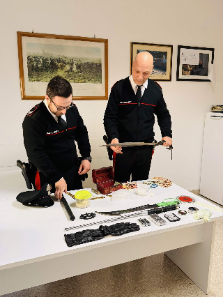 Osimo - Sequestrati 140 grammi di cocaina ed armi da taglio, arrestato 45enne